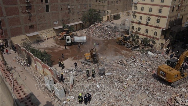 انهيار مبنى سكني من 10 طوابق في جسر السويس بالعاصمة المصرية القاهرة