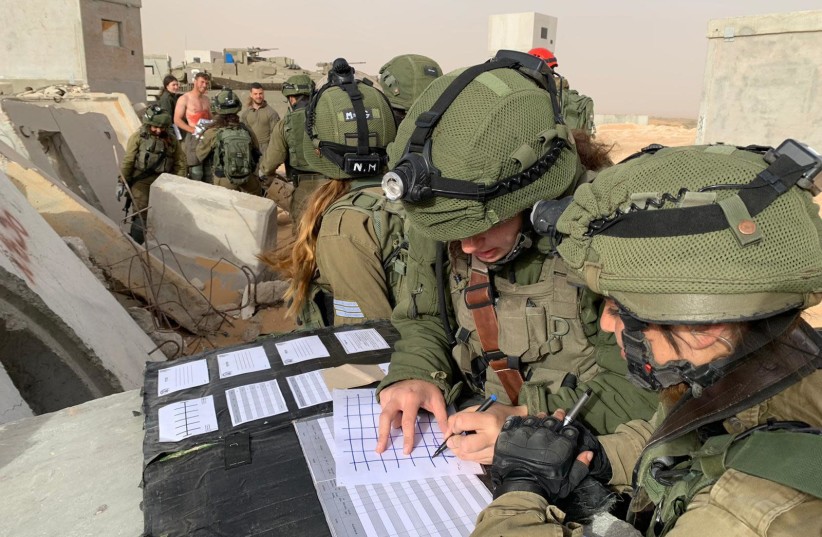 جنود من الجيش الإسرائيلي يشاركون في تمرين يحاكي مهمة إنقاذ خلف الخطوط