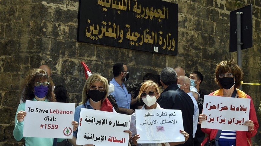 وقفة احتجاجية أمام وزارة الخارجية في لبنان للمطالبة بقطع العلاقات مع إيران