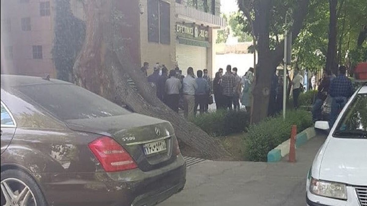 محتجون إيرانيون يهتفون الموت لروحاني في طهران بعد خسارتهم في بورصة طهران