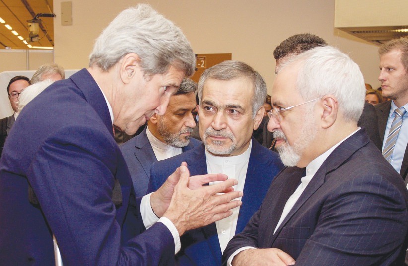 وزير الخارجية الأمريكي الأسبق جون كيري يتحدث إلى وزير الخارجية الإيراني جواد ظريف في فيينا، النمسا، 14 يوليو تموز 2015