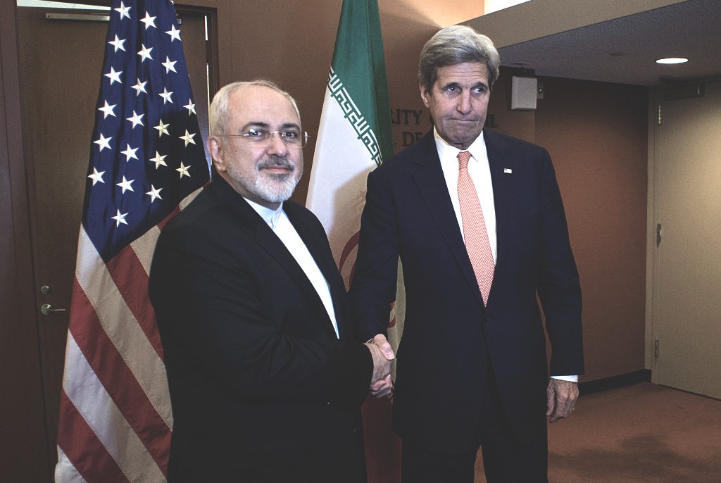 وزير الخارجية الأمريكي جون كيري (يمين) ينتهز فرصة لالتقاط الصور قبل لقاء مع وزير الخارجية الإيراني محمد جواد ظريف في 19 أبريل 2016 في الأمم المتحدة في نيويورك (AFP)