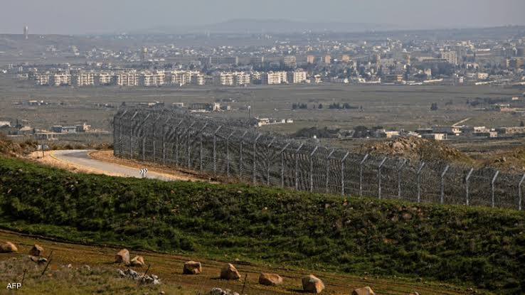المتحدث باسم الجيش الإسرائيلي أفيخاي أدرعي قال إنه تم رصد إطلاق 3 صواريخ من سوريا باتجاه إسرائيل