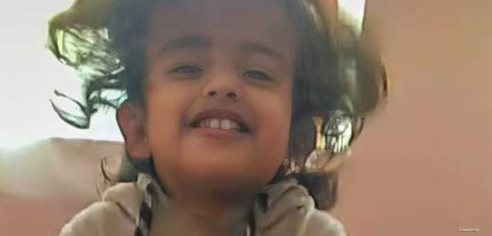 وسائل التواصل الاجتماعي ضجت بصورة الطفلة اليمنية، ليان طاهر فرج، التي قضت بقصف حوثي، وتفحمت جثتها، أثناء احتراقها مع والدها في محافظة مأرب