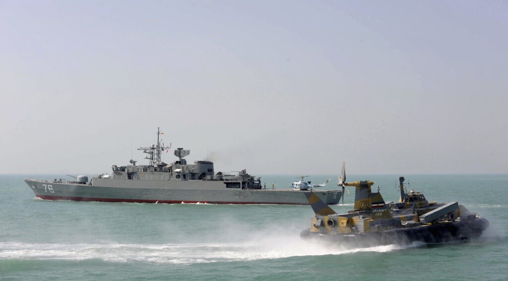 وثق تسجل مصور جديد إبحار المدمرة سهند وسفينة مكران، التابعتين للقوات البحرية الإيرانية، في مياه المحيط الأطلسي