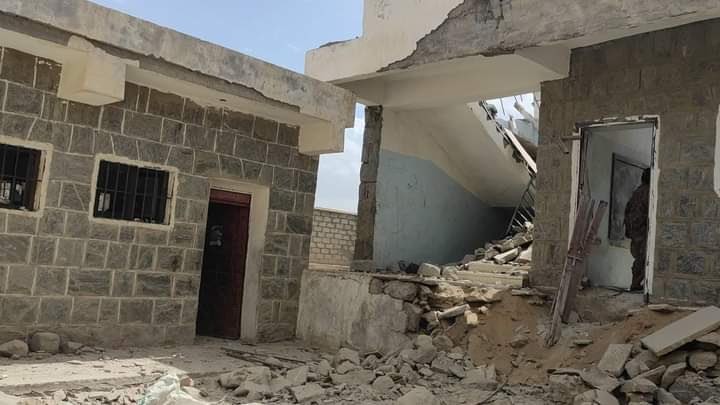 ميليشيا الحوثي استهدفت ثانوية الثورة في مديرية جبل مراد بواسطة صاروخ باليستي