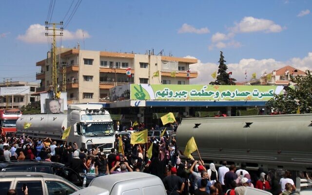 وصلت عشرات الشاحنات المحملة بالديزل الإيراني إلى لبنان، يوم الخميس، وهي الأولى في سلسلة شحنات نظمها حزب الله المدعوم من إيران