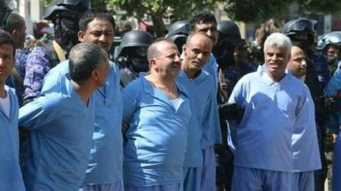 ميليشيا الحوثي أعدمت 9 أشخاص، بينهم قاصر، بالرصاص، في وقت سابق اليوم، بصنعاء، بعد اتهامهم بالتورط بمقتل رئيس مجلسهم السياسي، صالح الصماد.