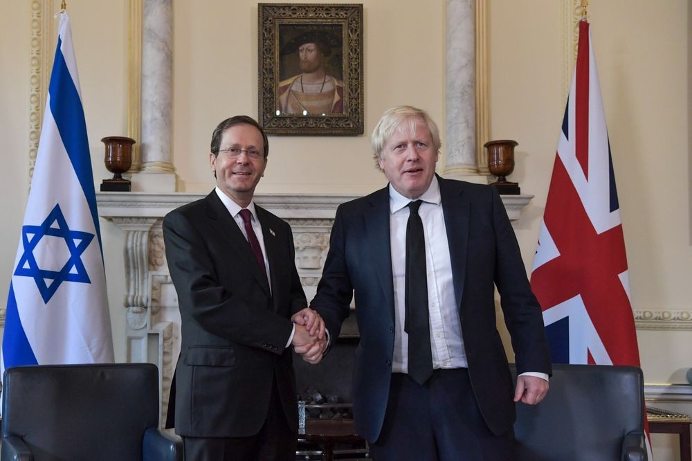 رئيس الحكومة البريطانية بوريس جونسون خلال اجتماعه مع الرئيس الإسرائيلي يتسحاك هرتسوغ في لندن