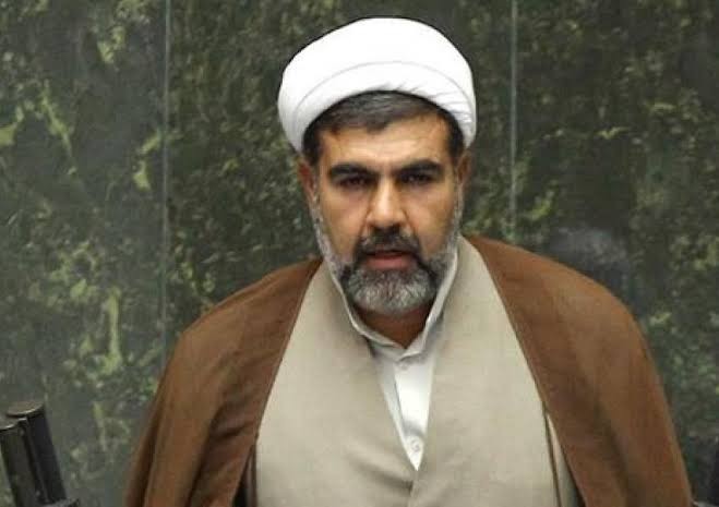 رئيس اللجنة القانونية في البرلمان الإيراني، رجل الدين موسى غضنفر آبادي، حلل لأي شخص قتل المحتجين في إيران