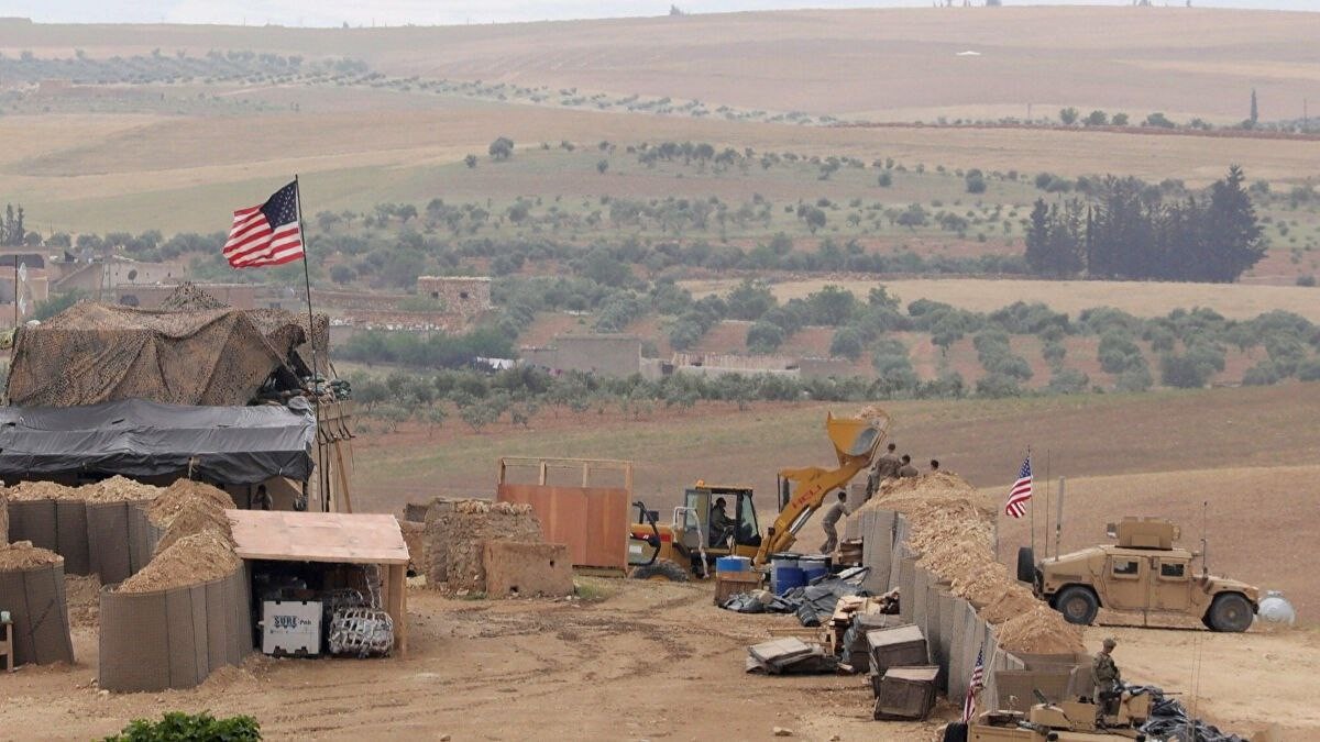 أفادت وكالة أنباء النظام السوري "سانا" بسماع دوي عدة انفجارات، داخل قاعدة للقوات الأمريكية في منطقة التنف