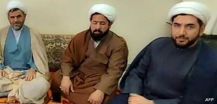 توفي أحد رجال الدين على الفور بعد تعرضه للطعن في ضريح الإمام الرضا في مشهد