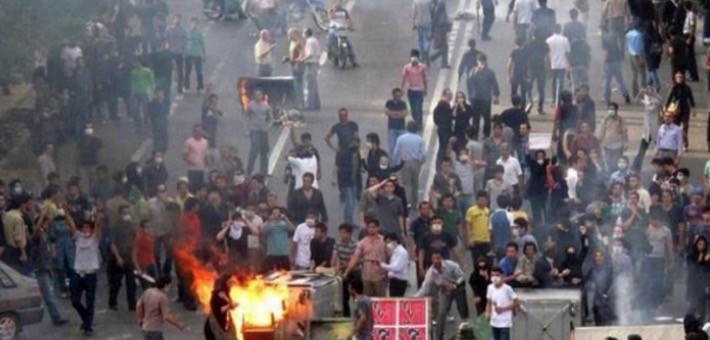 اندلعت الاحتجاجات بعد قرار السلطات الإيرانية خفض الدعم الحكومي للقمح المستورد