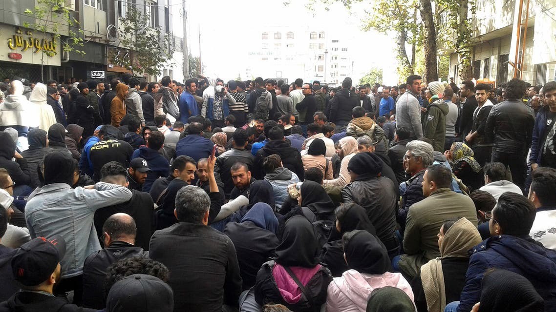 رفع المحتجون هتافات "لا نخاف من المدافع والدبابات" و"ليسقط حكم الملالي"