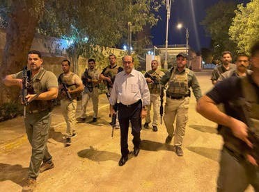رئيس الوزراء العراقي الأسبق رئيس "ائتلاف دولة القانون" نوري المالكي يحمل سلاحه وسط مجموعة من المسلحين داخل المنطقة الخضراء في بغداد