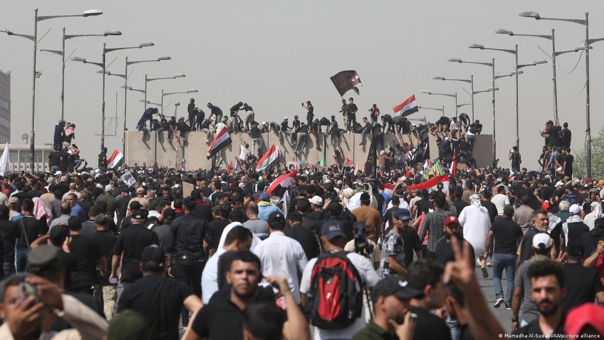 احتشد الآلاف من أنصار الصدر خارج البرلمان لإقامة صلاة الجمعة هناك