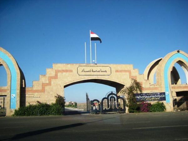 مسلحون حوثيون اقتحموا كلية الآداب عقب منع الموظفين وأعضاء هيئة التدريس من دخول الكلية