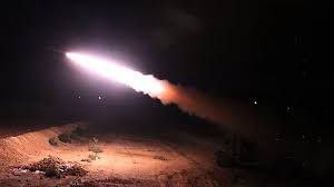 الميليشيات الإيرانية في بلدة الصالحية بريف البوكمال أطلقت رشقة صواريخ باتجاه "قسد" في مدينة هجين