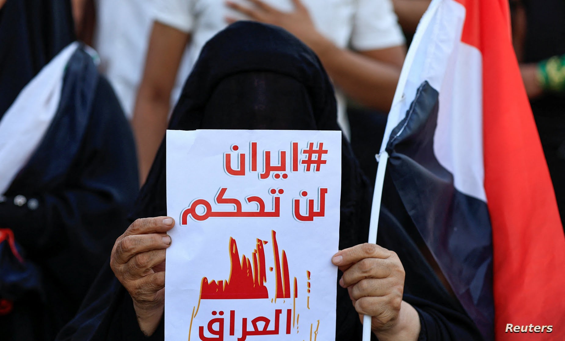 المتظاهرون رددوا شعارات تندد بالتدخل الإيراني بالشأن العراقي مثل "إيران لن تحكم العراق، وهذا وعد إيران ما تحكم بعد".