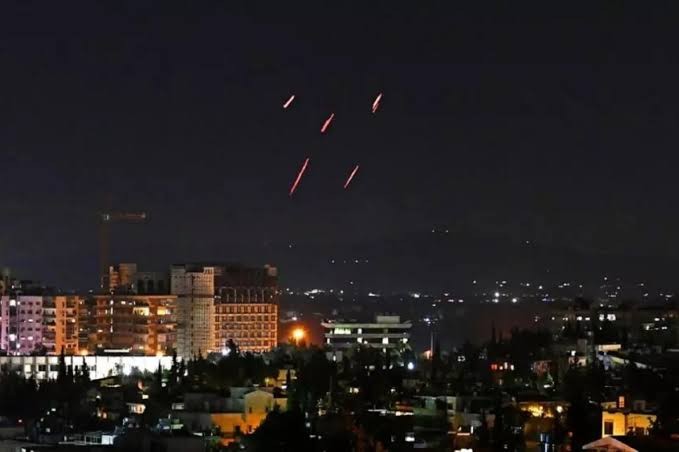 القصف الإسرائيلي الذي استهدف مطار دمشق الدولي أدى لمقتل 5 عناصر من قوات النظام