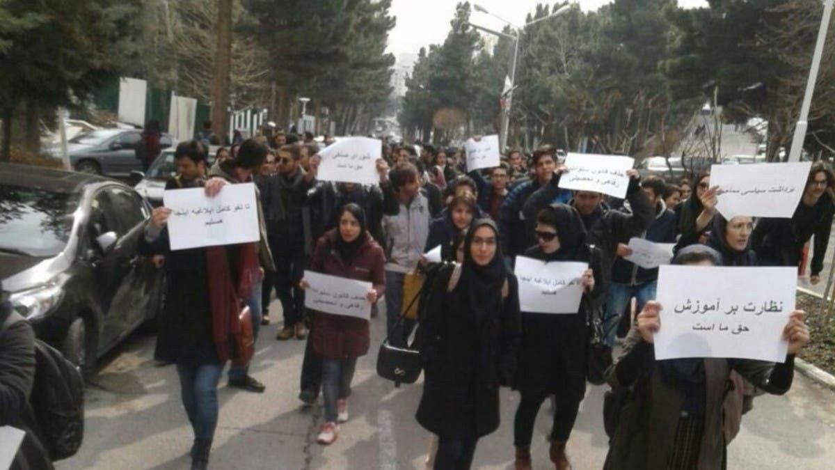 دخلت التظاهرات في إيران أسبوعها الثالث تنديداً بمقتل الشابة الكردية مهسا أميني