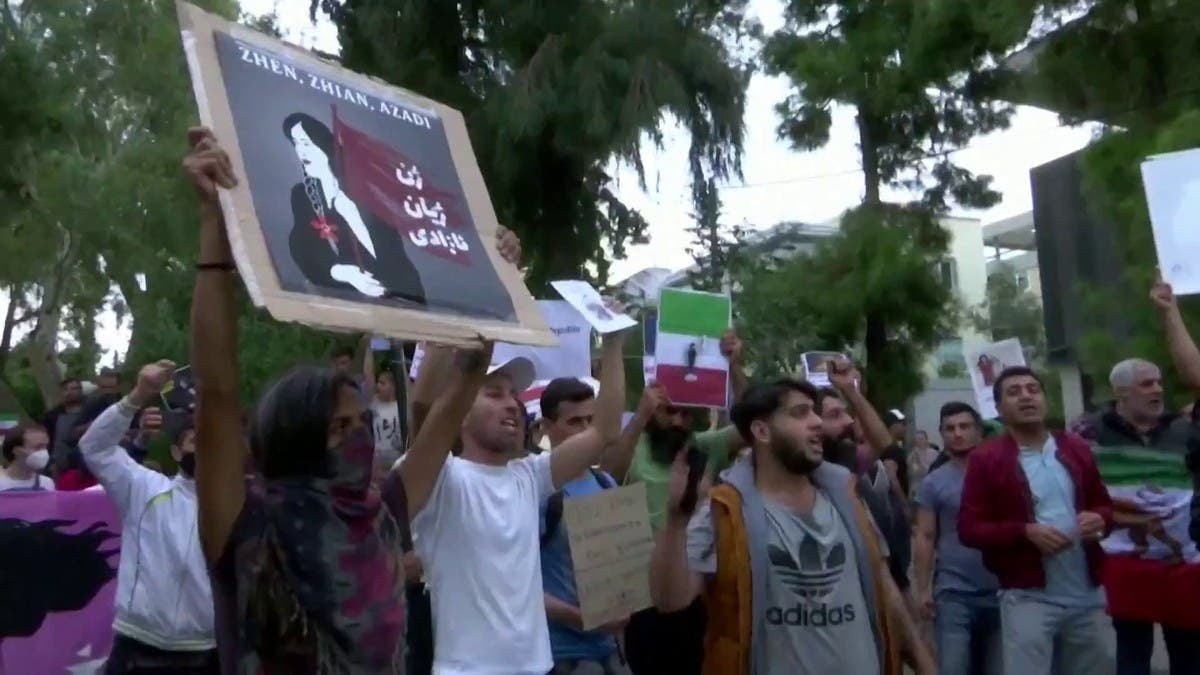 انطلقت مسيرات في مدن عدة حول العالم تضامنا مع حركة الاحتجاج في إيران التي أشعلتها وفاة الشابة مهسا أميني