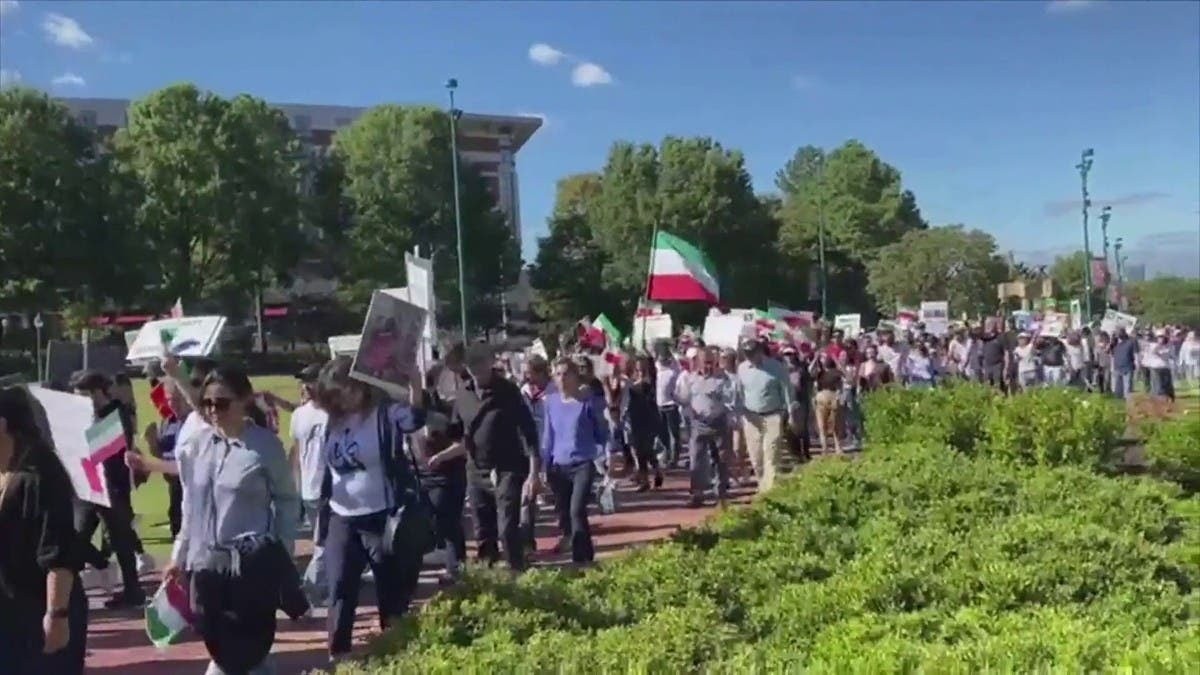 بدأ عدد كبير من الطلاب في البلاد تجمعات احتجاجية مرددين هتافات ضد النظام الإيراني