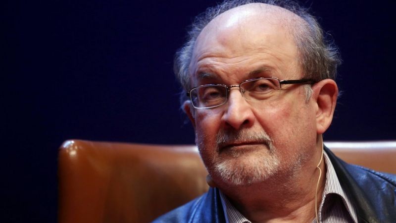 الكاتب سلمان رشدي البالغ 75 عاما قضى منها 33 عاما مختبئا بعد إصدار آية الله الخميني فتوى بقتله عام 1989