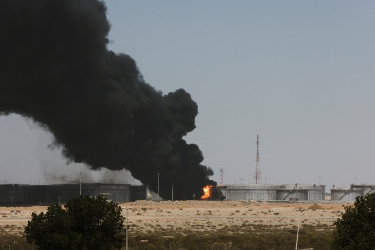 خزانات نفط تابعة لشركة أرامكو بمدينة جدة السعودية عقب تعرضها لهجوم في مارس/آذار الماضي (رويترز)