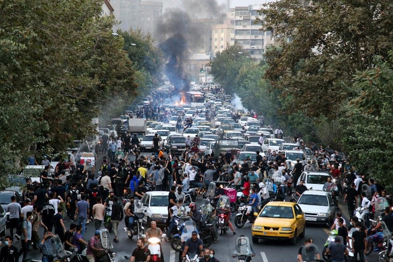استمرت الاحتجاجات في إيران رغم تكتيكات التخويف التي تتبعها أجهزة الأمن الإيرانية في الأيام القليلة الماضية