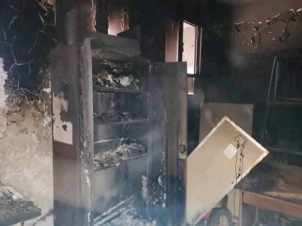 التهمت النيران المدرسة بكل محتوياتها من الكراسي والأثاث