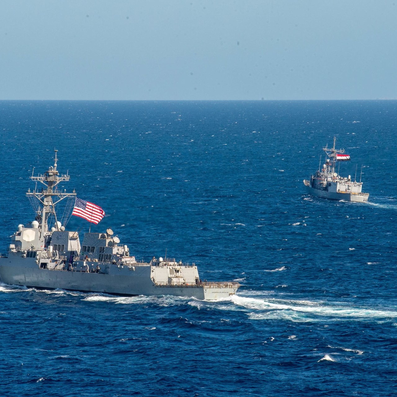 البحرية الأميركية أعلنت اعتراض سفينة إيرانية تحمل أسلحة للحوثيين