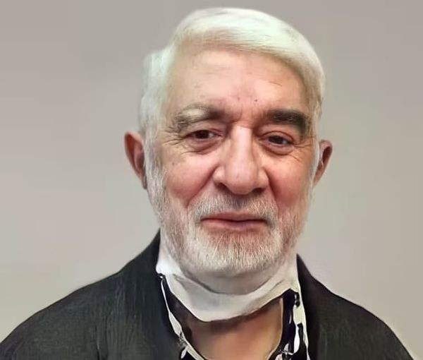مير حسين موسوي المرشح الرئاسي الأسبق الذي يعيش في مقر إجباري