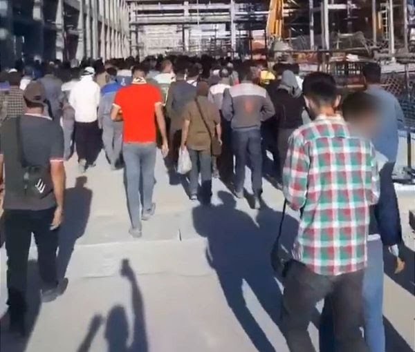 العمال المضربون في إيران يطالبون بزيادة الأجور بنسبة 79% و21 يوم عمل و10 أيام راحة