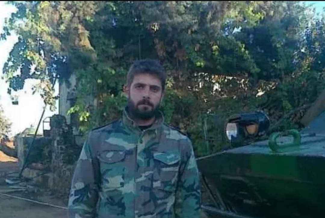 النقيب بشار الحسين، وهو من سكان حي عكرمة في حمص، في الثلاثينيات من عمره، ويعمل كقائد سرية في فرع المخابرات